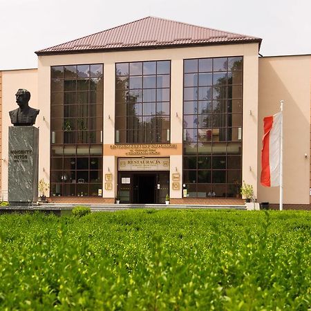 Pokoje Goscinne W Centrum Kultury Wsi Polskiej Wierzchoslawice Exterior photo